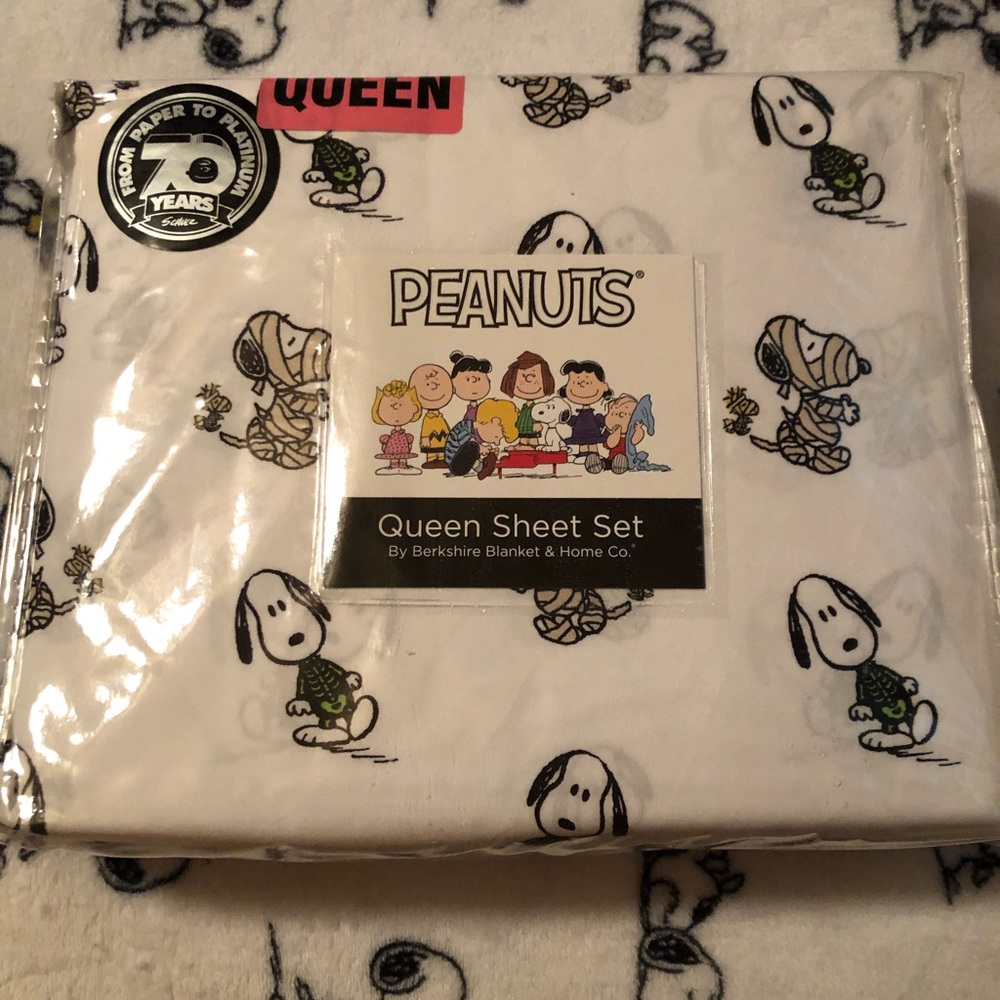 Halloween Peanut sheets with Snoopy and Woodstock.